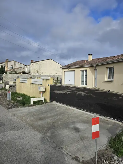 Après : Seuil béton & cour en enrobé, Listrac-Médoc