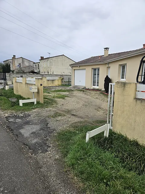 Avant : Seuil béton & cour en enrobé, Listrac-Médoc