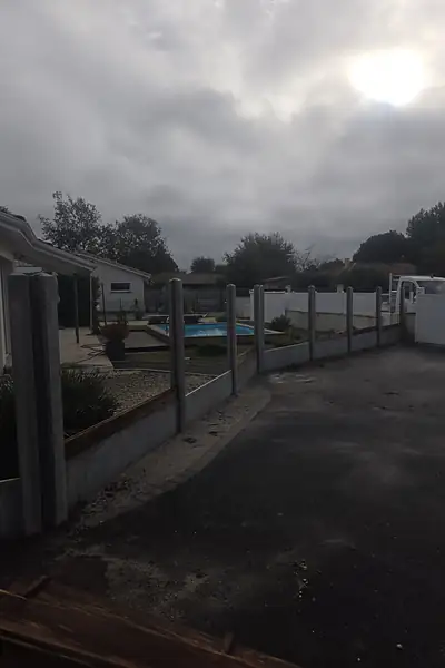 Avant : Clôture béton & lames bois, Andernos-les-Bains (Gironde)