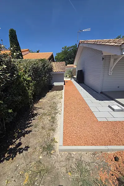 Après : Bordures & allée en gravier rouge, Saint-Aubin-de-Médoc (Gironde)