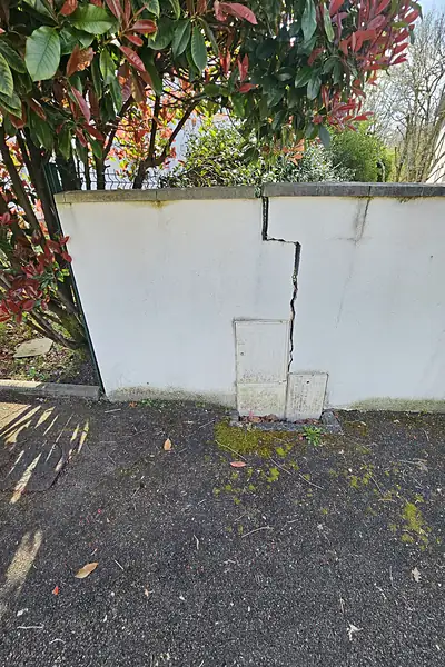 Avant : Réparation d'un mur fissuré, Saint-Médard-en-Jalles (Gironde)