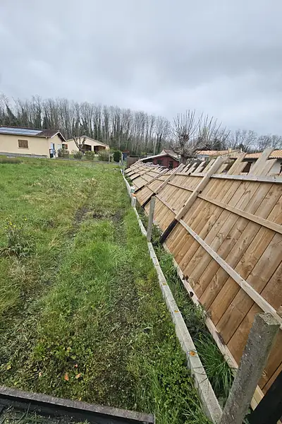 Avant : Dépose de clôture & terrassement, Castelnau-de-Médoc (Gironde)