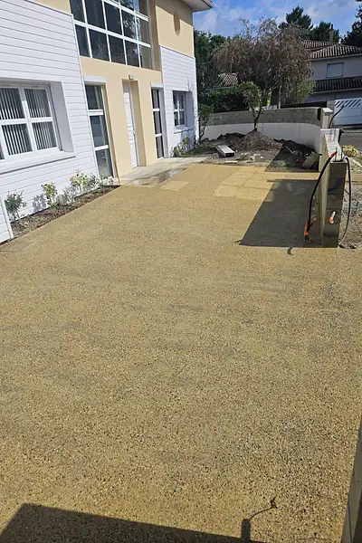 Avant : Béton désactivé fini & résine d'accroche, Bordeaux (Gironde)
