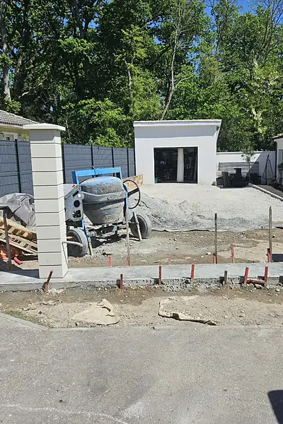 Avant : Piliers, seuil béton & cour en gravier, Blanquefort (Gironde)