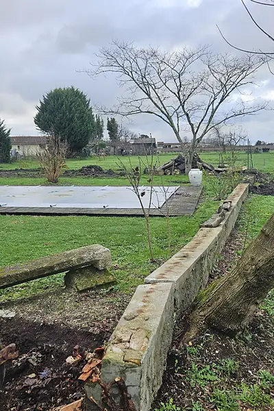 Mur en pierre : Démolition d'un vieux mur en pierre, Listrac-Médoc (Gironde)