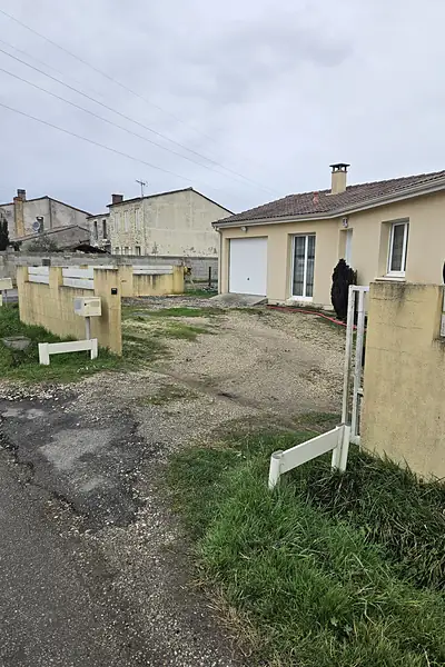 Avant : Seuil béton & cour en enrobé, Listrac-Médoc (Gironde)
